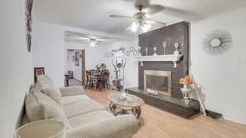 House (4 Bedrooms) | Front of property