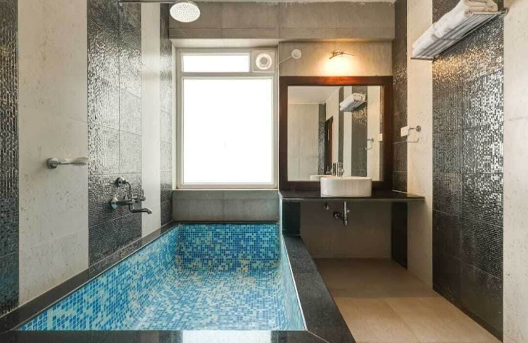 经济套房, 浴缸, 泳池景观 | 浴室 | 淋浴设施、免费洗浴用品、吹风机、毛巾