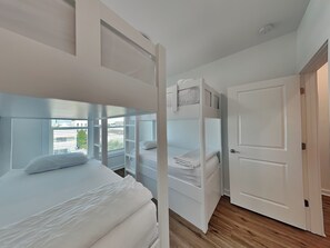 3 slaapkamers, een strijkplank/strijkijzer, wifi, beddengoed