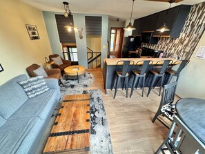 Smart TV, chimenea, reproductor de DVD y tenis de mesa 