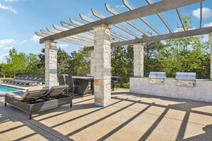Outdoor dining - Landing | Incredible 1BD, Pool, Gym (Dallas)