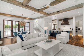 Fernseher, Kamin, Tischtennisplatte