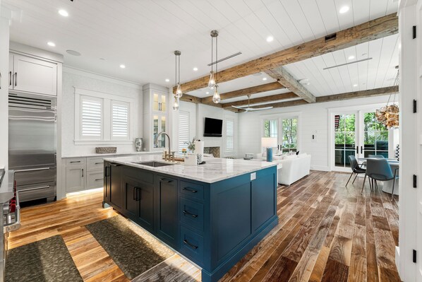 Kühlschrank, Mikrowelle, Ofen, Geschirrspüler