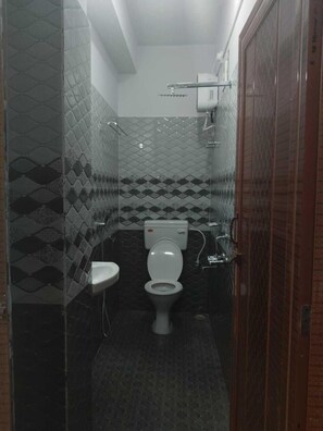 Toalhas de banho, sabonete, papel higiênico
