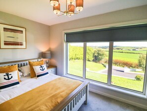 3 dormitoris, planxa i posts de planxar, un bressol de viatge i wifi