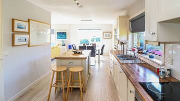 Kjøleskap, mikrobølgeovn, ovn og oppvaskmaskin