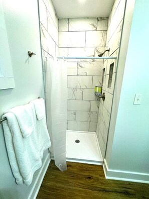 House | 1 bedroom, desk, Internet - Modern Cozy Unit With King Bed (Wilmington)