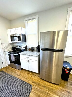 House | 1 bedroom, desk, Internet - Modern Cozy Unit With King Bed (Wilmington)