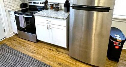 Modern Cozy Unit With King Bed