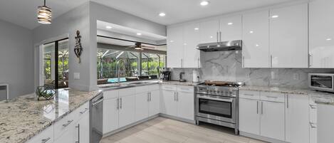 Réfrigérateur, four à micro-ondes, un four, surface de cuisson