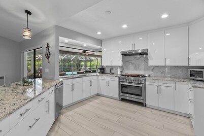 "Holiday Heaven" 4 b 3b Pool BBQ