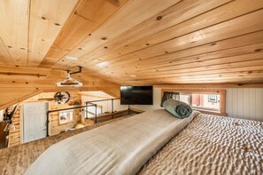 1 室のベッドルーム、デスク、アイロン / アイロン台、旅行用ベビーベッド