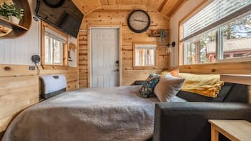 1 makuuhuone, työpöytä, silitysrauta/-lauta, vauvan matkasänky