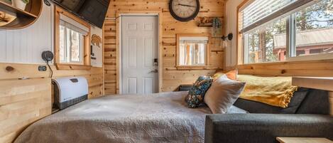 1 habitación, escritorio, tabla de planchar con plancha y cuna de viaje