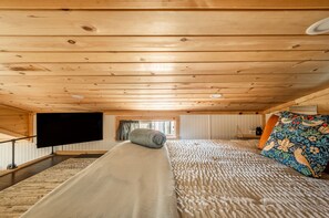 1 habitación, escritorio, tabla de planchar con plancha y cuna de viaje 