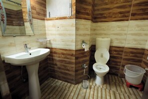 Deluxe Double Room | Bathroom | Towels, soap, shampoo, toilet paper - Hotel Paradise (Kanpur)