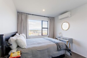 3 chambres, bureau, fer et planche à repasser, lit parapluie