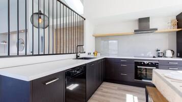 Geladeira, micro-ondas, fogão, cooktop