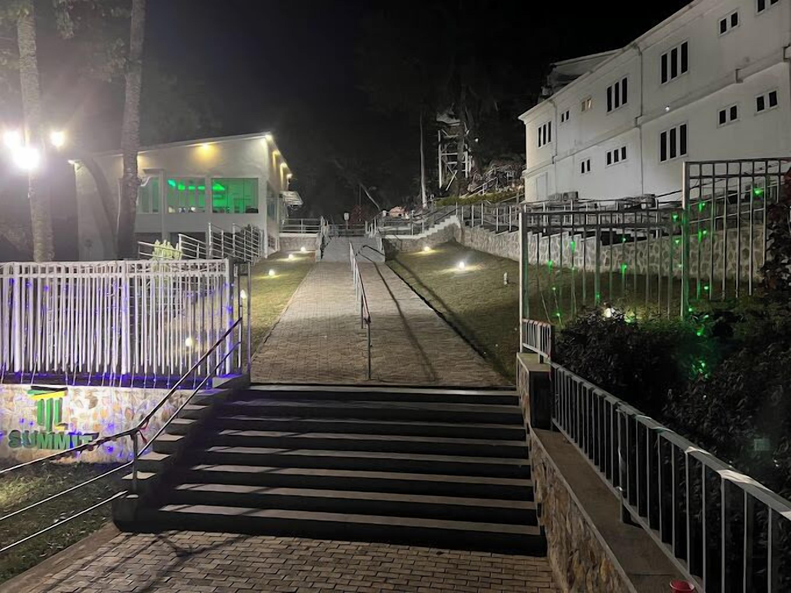 Mặt tiền nơi lưu trú - ban đêm