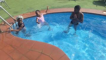 Hồ bơi ngoài trời