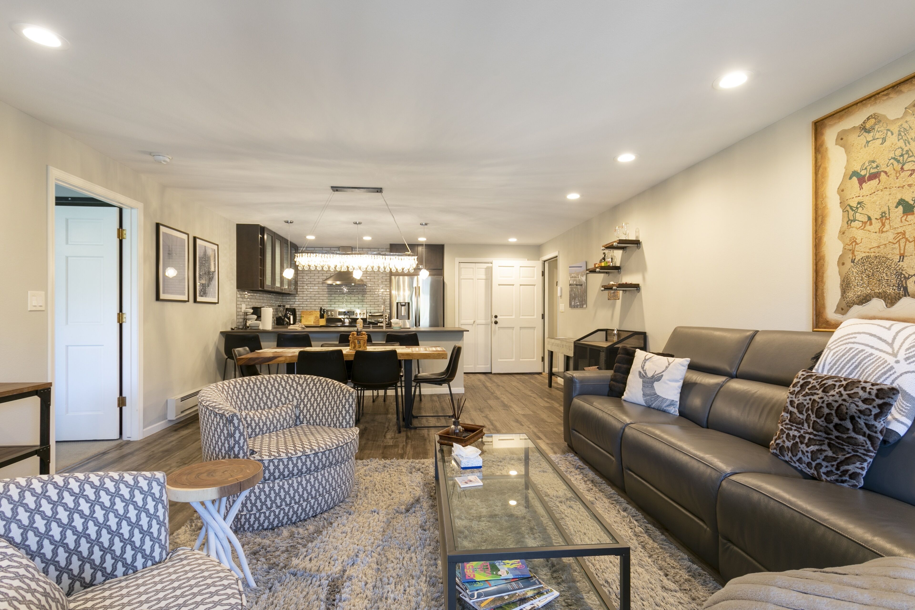 Condo, 2 habitaciones | Área de sala de estar | Smart TV 