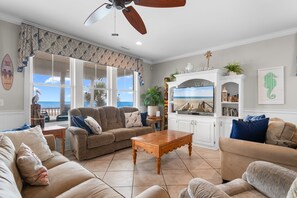 Living area - Fins Up Oceanfont 5 Bedroom (Surfside Beach)