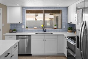 Fridge, microwave, oven, stovetop - Min from Sports Stadiums |  Pool & Hot Tub (Glendale)