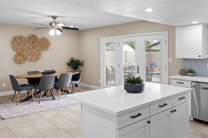 Dining - Min from Sports Stadiums |  Pool & Hot Tub (Glendale)