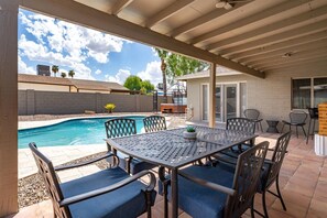 Outdoor dining - Min from Sports Stadiums | Pool & Hot Tub (Glendale)