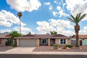 Exterior - Min from Sports Stadiums |  Pool & Hot Tub (Glendale)