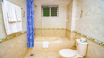 Combined shower/tub, free toiletries, slippers, towels
