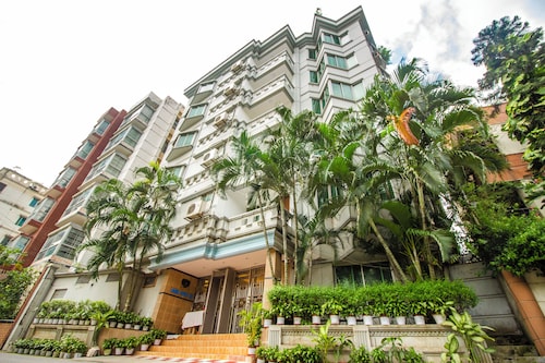 Laurel Lakefront Hotel