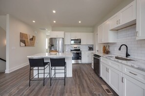 Fridge, microwave, oven, stovetop - Broadway Boho - Rooftop Deck - Mins to Downtown - Sleeps 8 (Nashville)