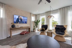 TV - Broadway Boho #1–Rooftop Deck–Sleeps 8 (Nashville)