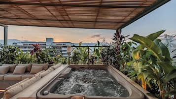 Deluxe Apartment, 5 Bedrooms, City View | Private spa tub