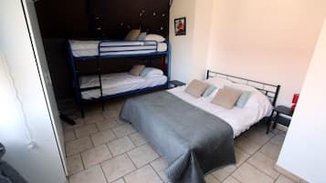 1 habitación, tabla de planchar con plancha, wifi y ropa de cama
