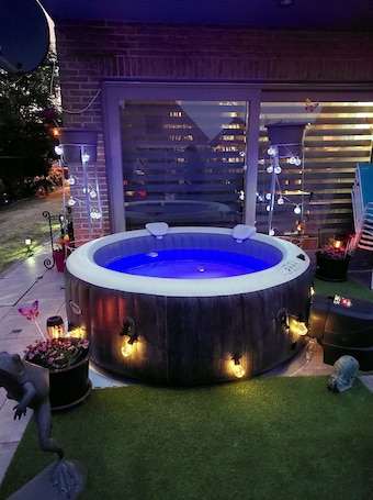 Terrace/patio. Le roi vous attend pour vous détendre au calme 5 min de la mer et du centre