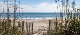 Sunshine Estate - Oceanfront House, 8BR, 5BA, Pine Knoll Shores