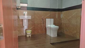 Kamar Double Deluks, balkon, pemandangan laut | Kamar mandi | Shower, handuk, sabun, dan sampo