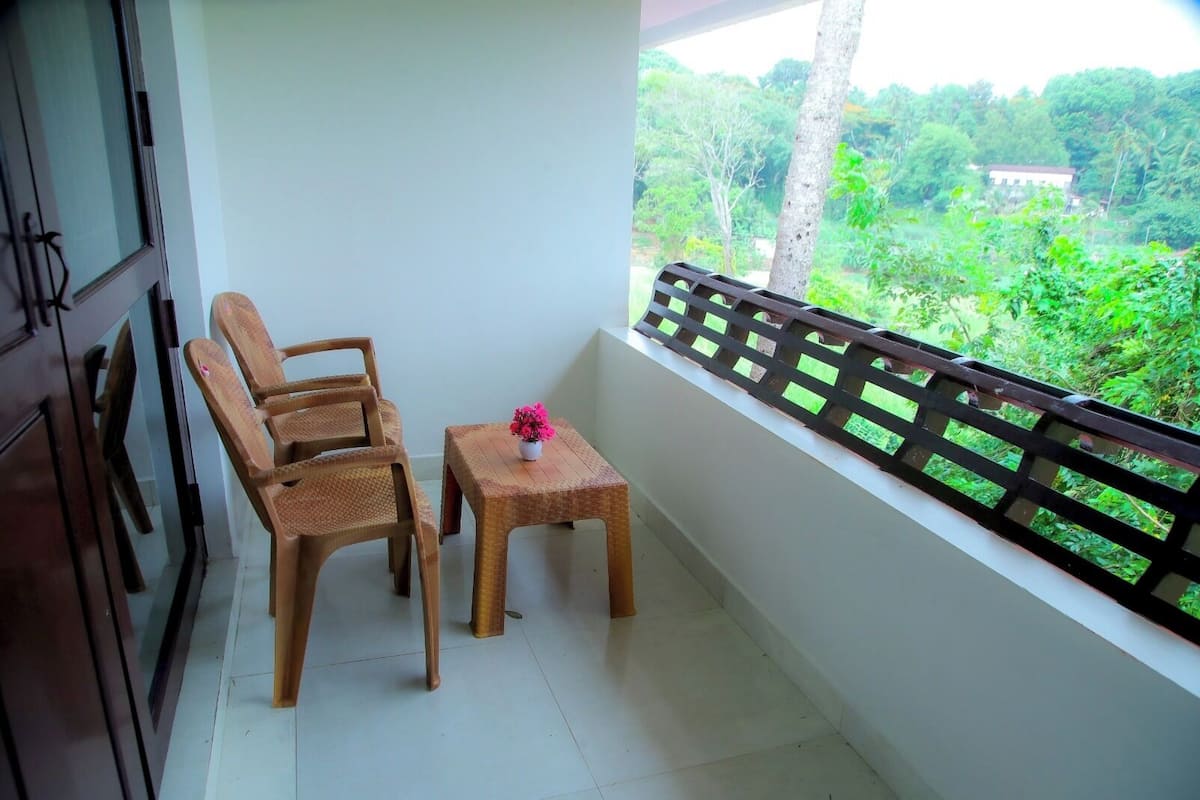 Classic Double Room, Balcony, Sea View | Meja, ruang kerja komputer riba, Wi-fi percuma
