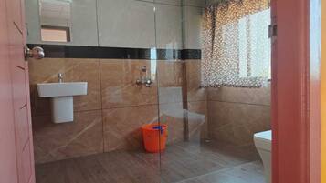 Deluxe Double Room, Balcony, Sea View | Bathroom | Shower, towels, soap, shampoo