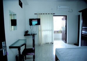 Habitación doble clásica, balcón, vista al mar | 1 habitación, escritorio y espacio para trabajar con laptop 