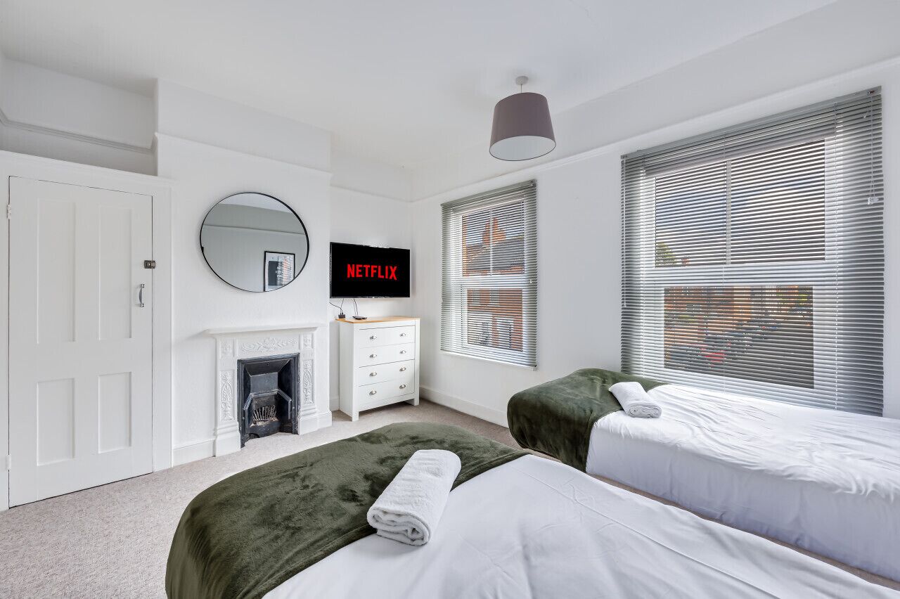 3 slaapkamers, een bureau, een strijkplank/strijkijzer, reisbedje