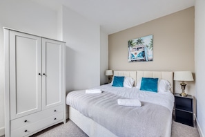 3 bedrooms, desk, iron/ironing board, travel cot - Beautiful House • Sleeps 7 • City Centre • Free Parking • Virgin TV • Fast Wifi • Yoko Property (Northampton)