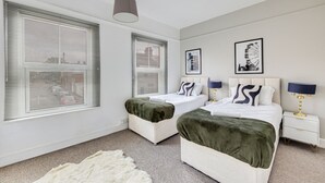 Room - Beautiful House • Sleeps 7 • City Centre • Free Parking • Virgin TV • Fast Wifi • Yoko Property (Northampton)
