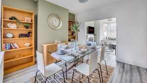 Interior - Beautiful House • Sleeps 7 • City Centre • Free Parking • Virgin TV • Fast Wifi • Yoko Property (Northampton)