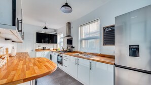 Private kitchen - Beautiful House • Sleeps 7 • City Centre • Free Parking • Virgin TV • Fast Wifi • Yoko Property (Northampton)