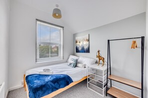 3 bedrooms, desk, iron/ironing board, travel crib