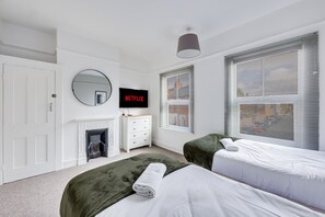 3 Schlafzimmer, Schreibtisch, Bügeleisen/Bügelbrett, Reisekinderbett
