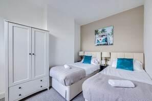 3 makuuhuonetta, työpöytä, silitysrauta/-lauta, vauvan matkasänky